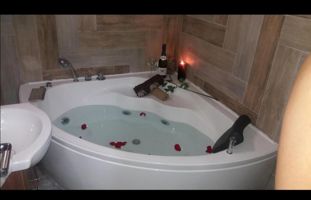 Marina Jacuzzi Apartment Free Parking 诺威萨 外观 照片